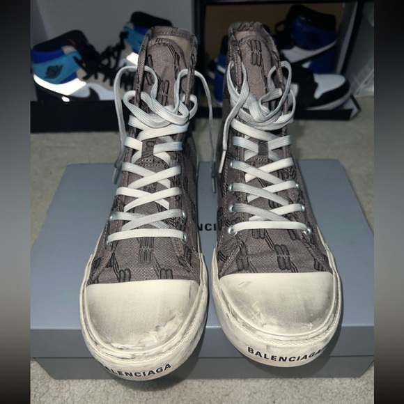 Balenciaga - Picture 1 of 8